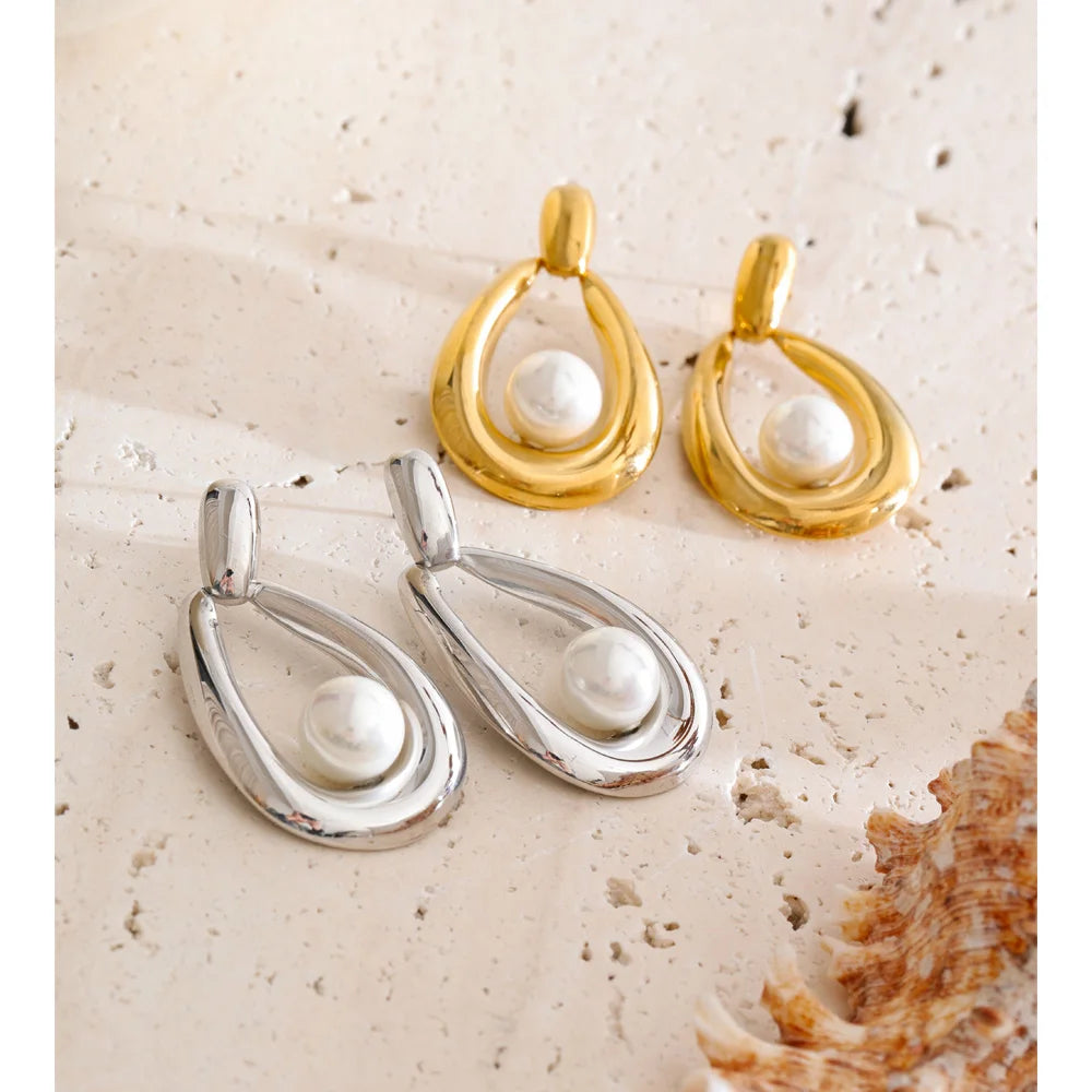 Pearl geometric earrings in gold-plated stainless steel with pearl.
