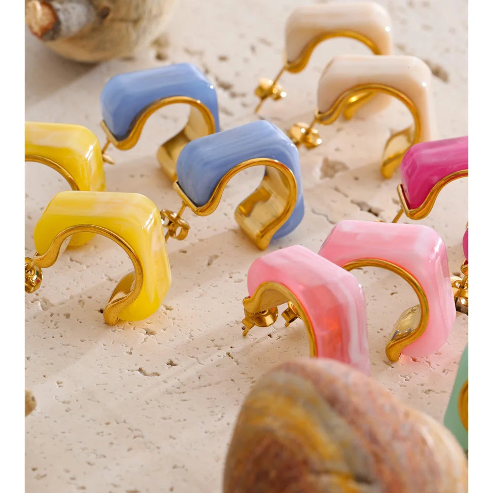 Resin acrylic geometric earrings in gold-plated stainless steel with resin and acrylic.