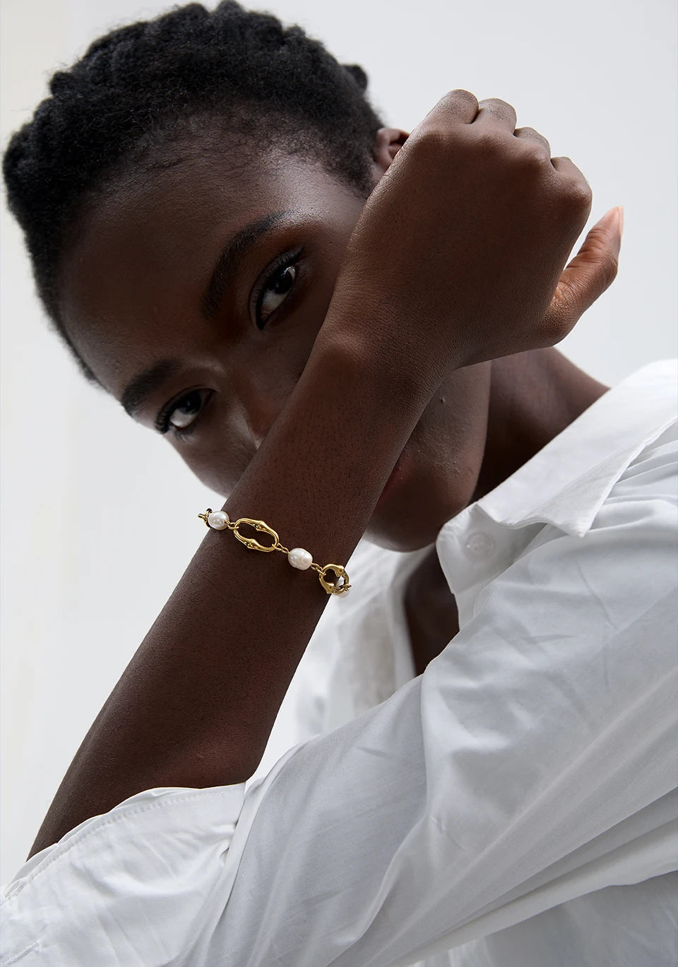 Freshwater pearl geometric chain necklace in gold-plated stainless steel with freshwater pearl.