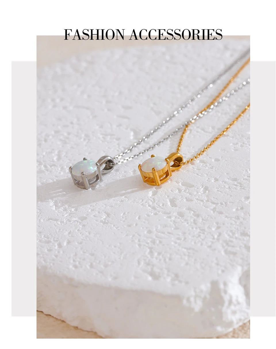 Natural stone geometric necklace in gold-plated stainless steel with natural stone.
