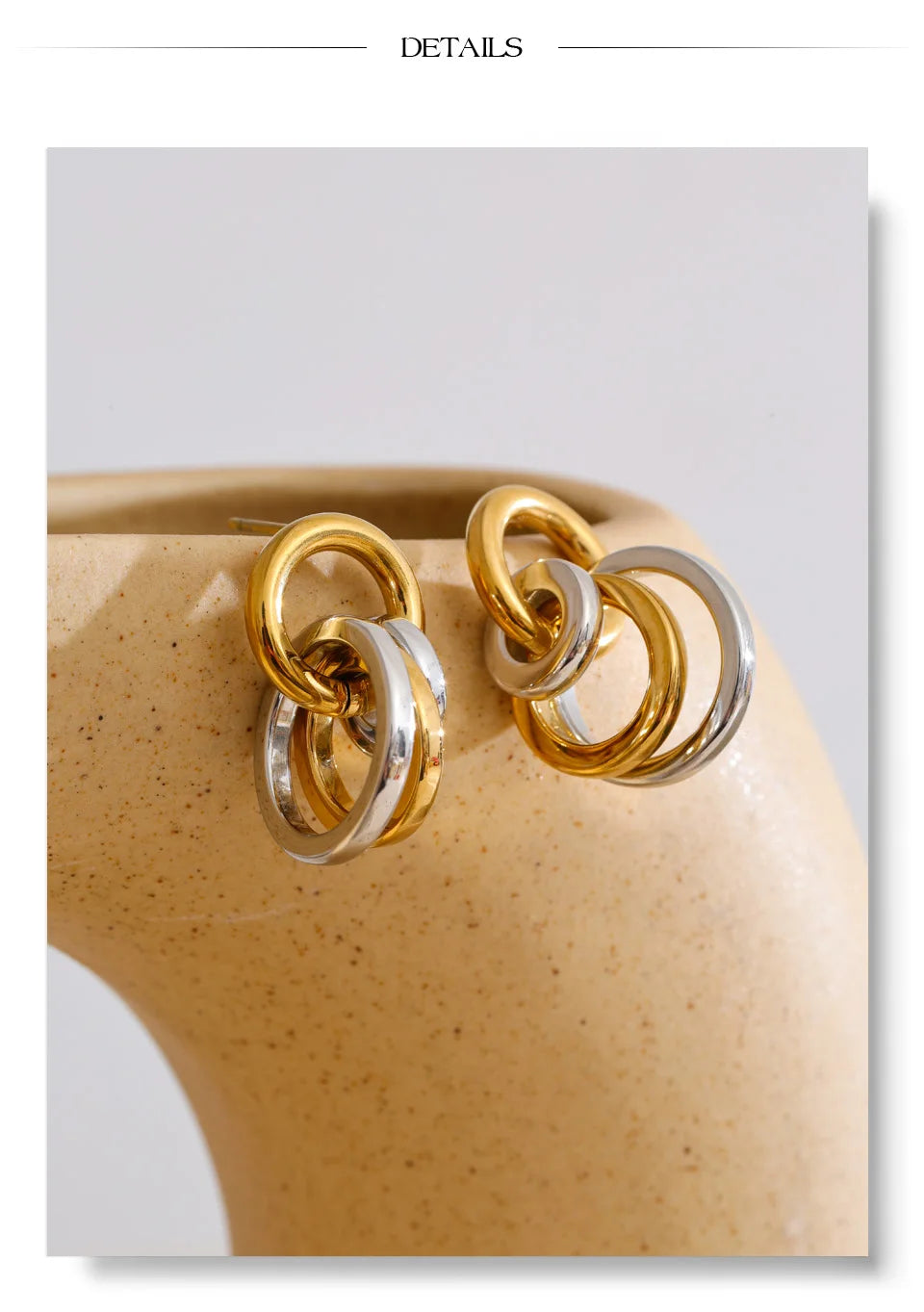 Geometric earrings in gold-plated stainless steel.