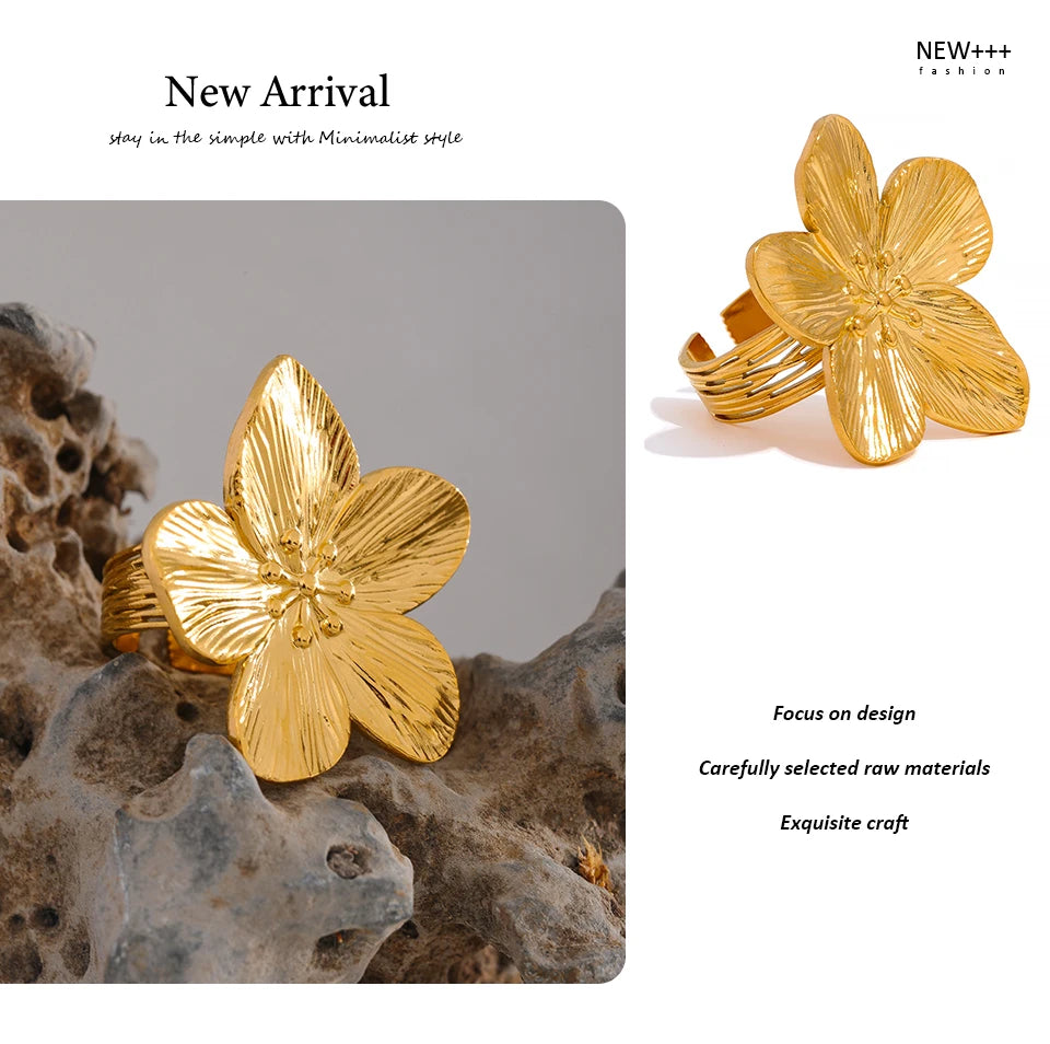 Flower geometric ring in 18K gold-plated stainless steel.