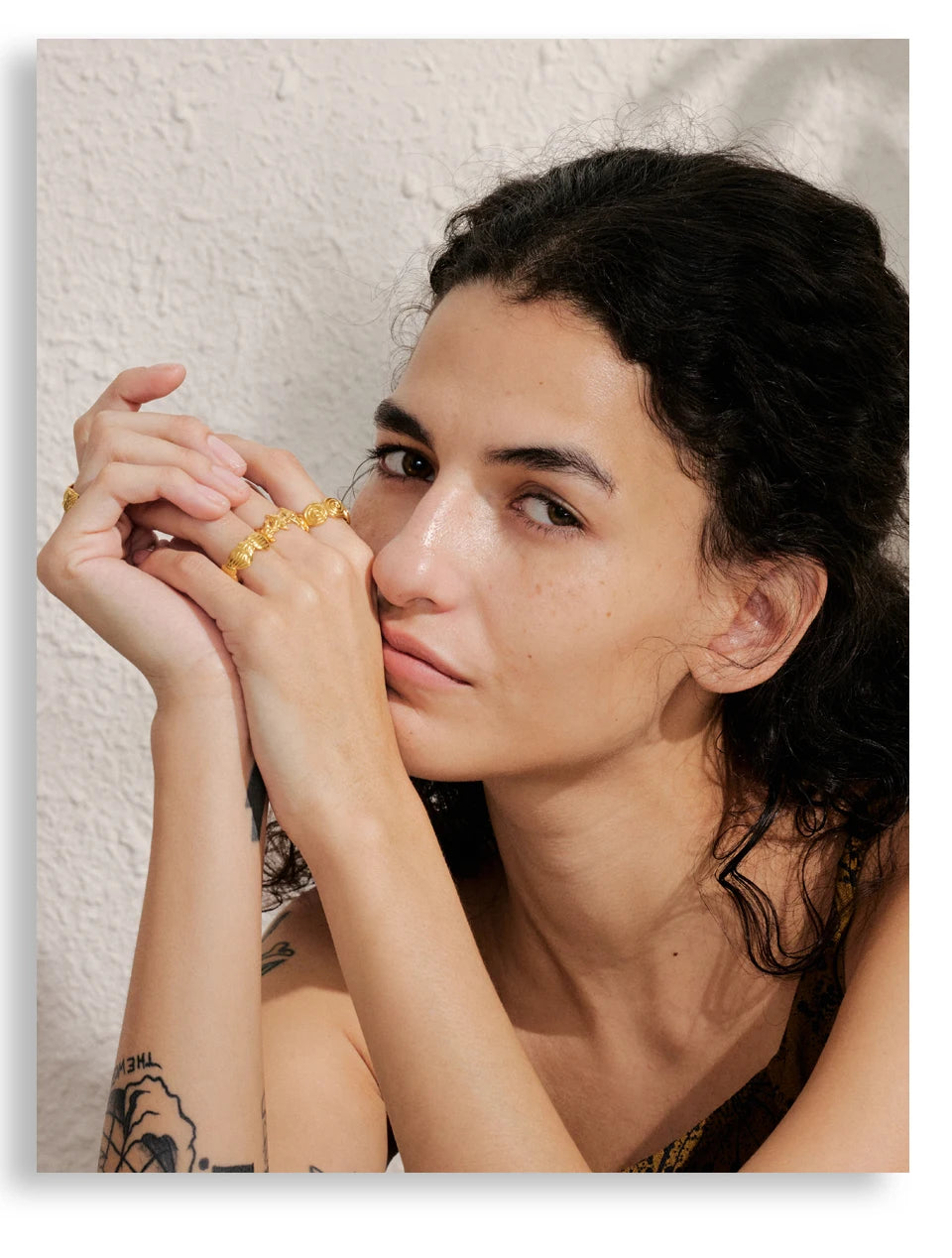 Shell geometric ring in 18K gold-plated stainless steel with shell.