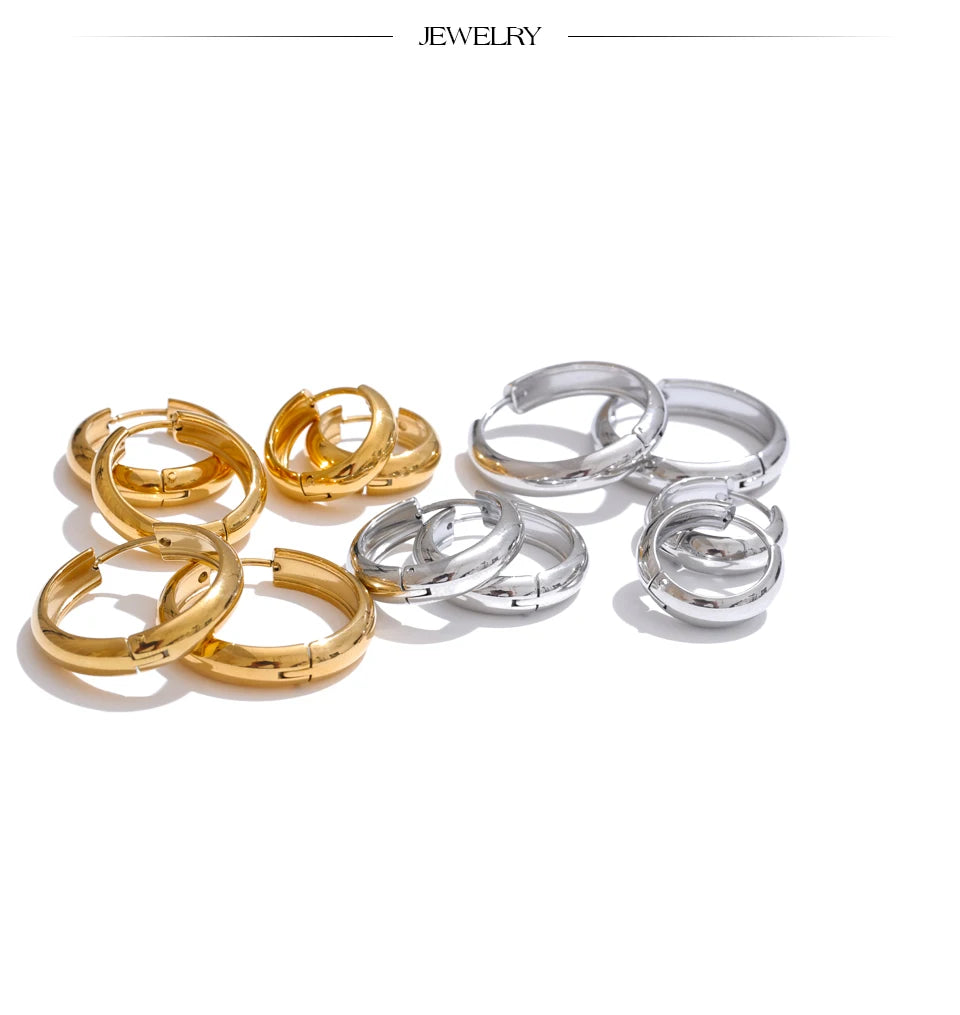 Geometric earrings in gold-plated stainless steel.