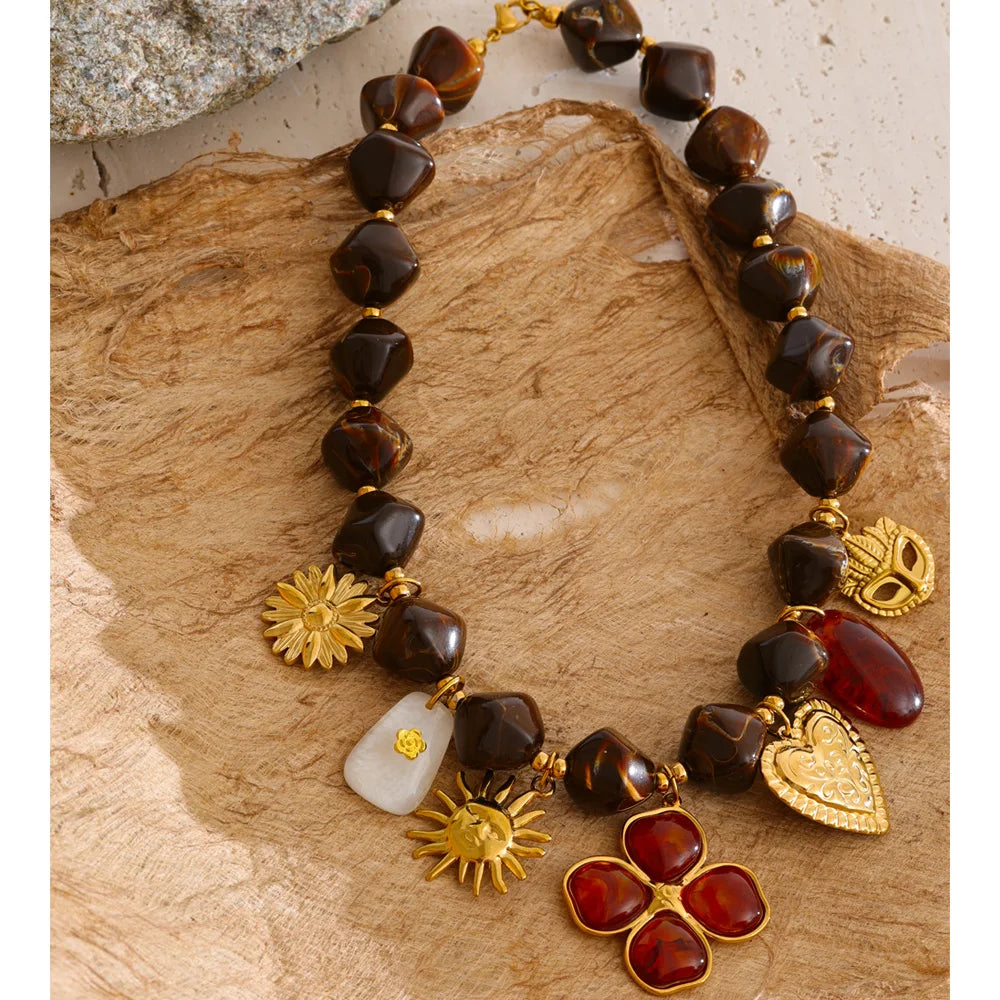 Resin acrylic heart necklace in gold-plated stainless steel with resin and acrylic.