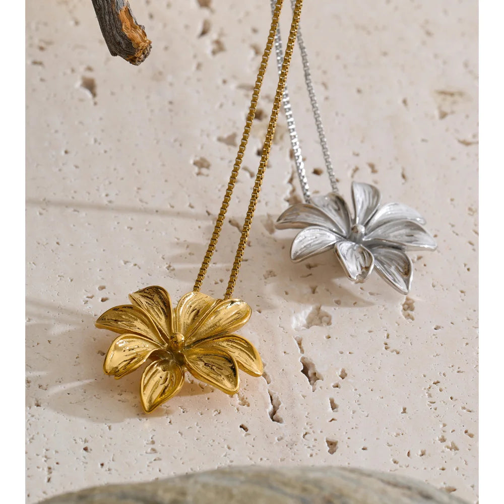 Flower necklace in gold-plated stainless steel.