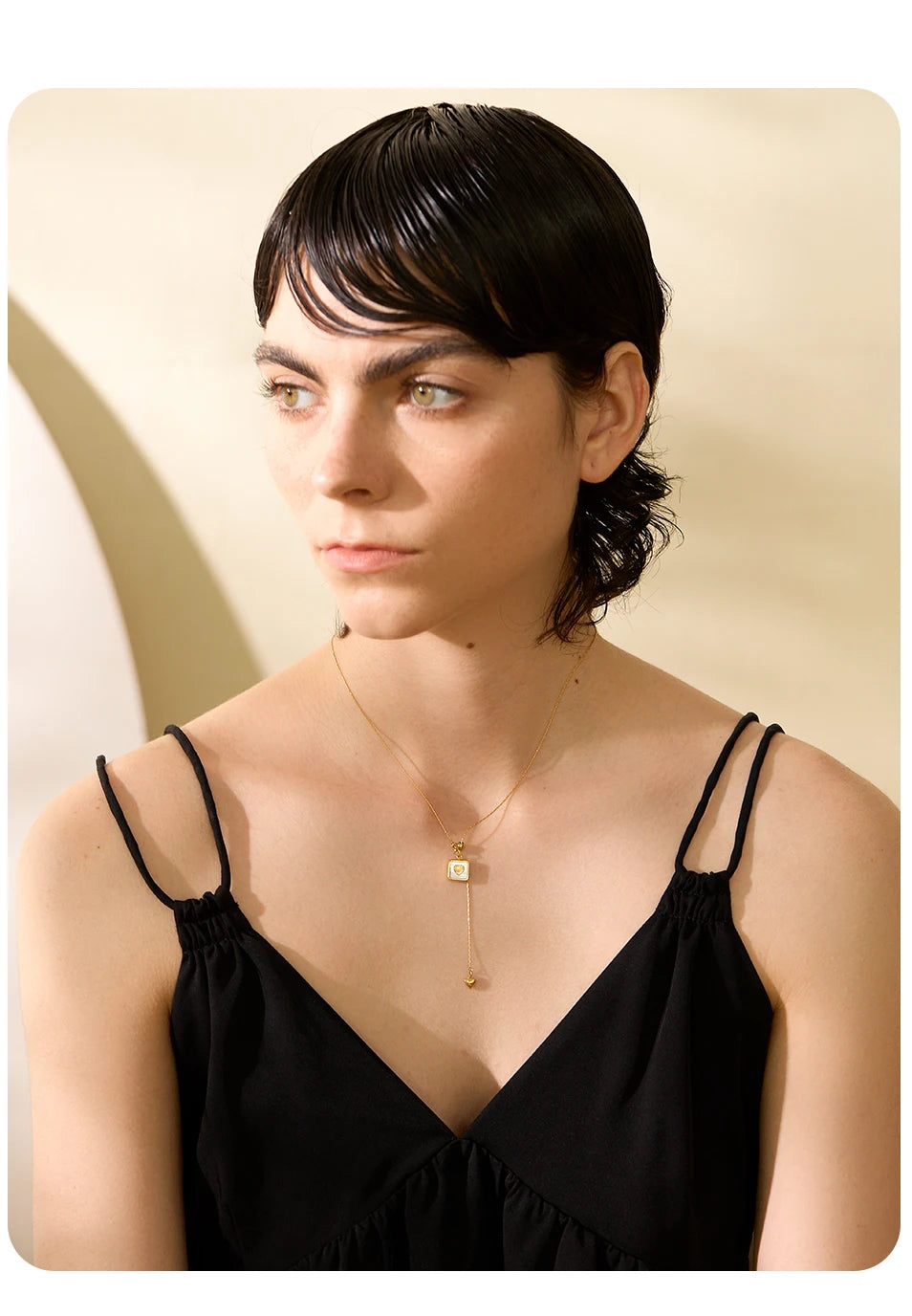 Shell heart geometric necklace in gold-plated stainless steel with shell.