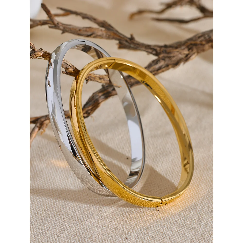 Geometric bracelet in gold-plated stainless steel.