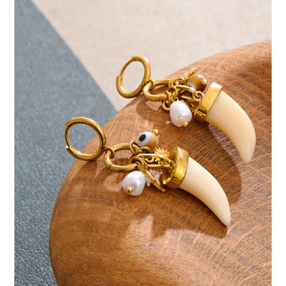Pearl resin acrylic earrings in gold-plated stainless steel with pearl and resin.