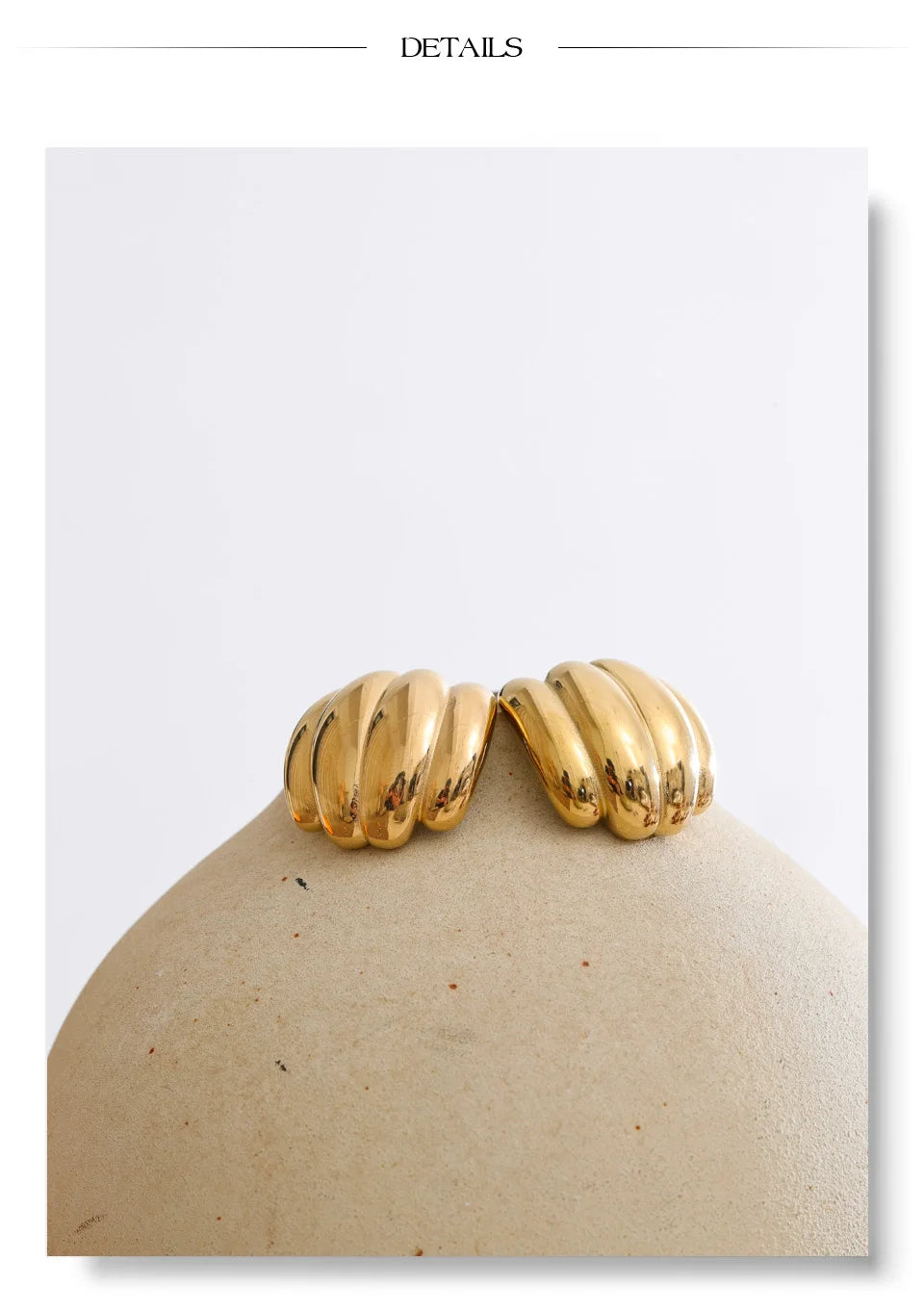 Geometric earrings in gold-plated stainless steel.