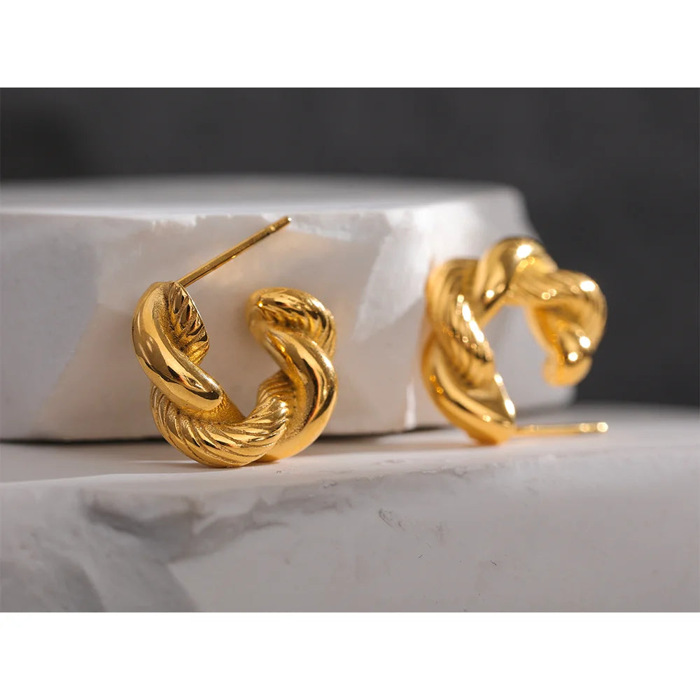 Geometric earrings in gold-plated 316L stainless steel.