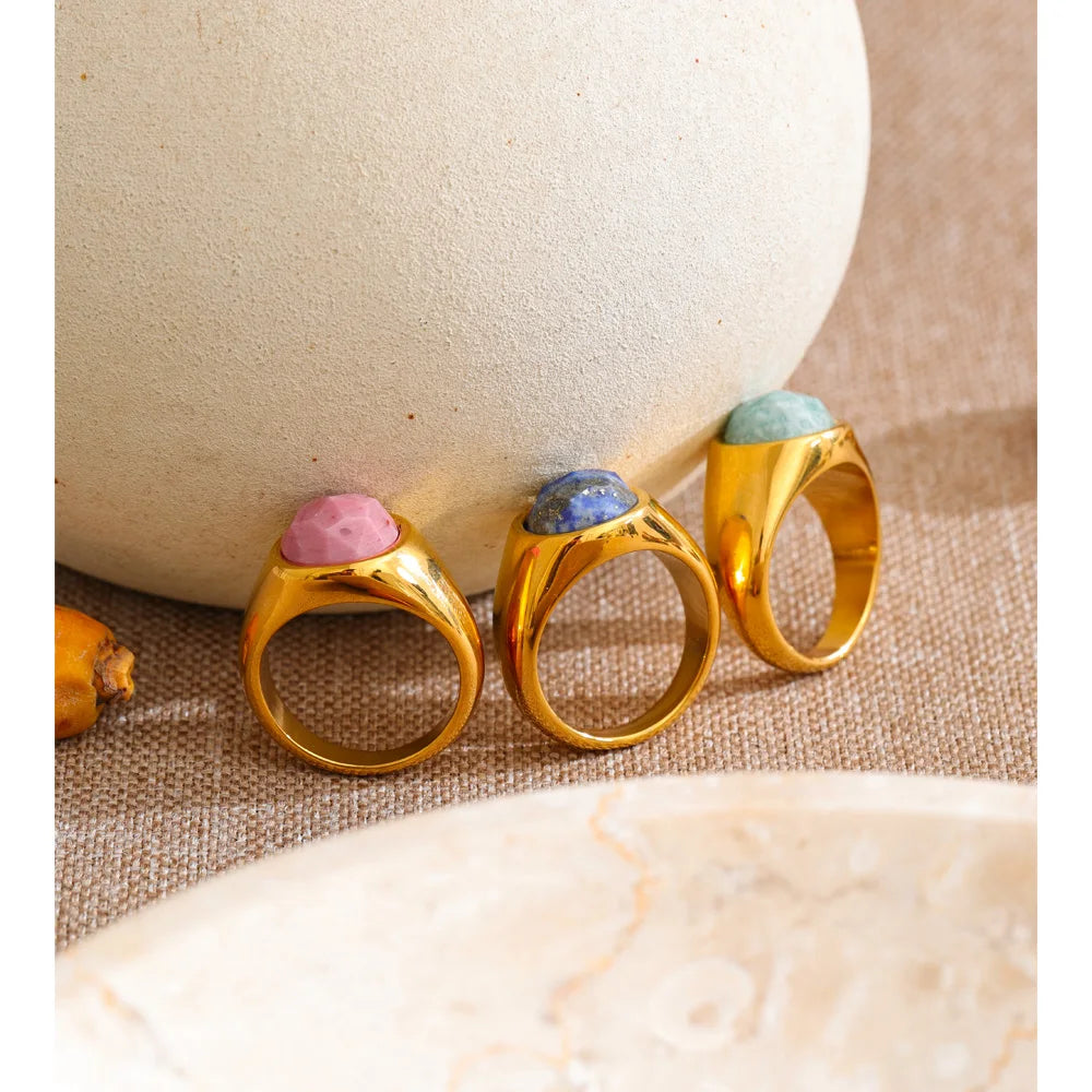Natural stone geometric ring in 18K gold-plated stainless steel with natural stone.