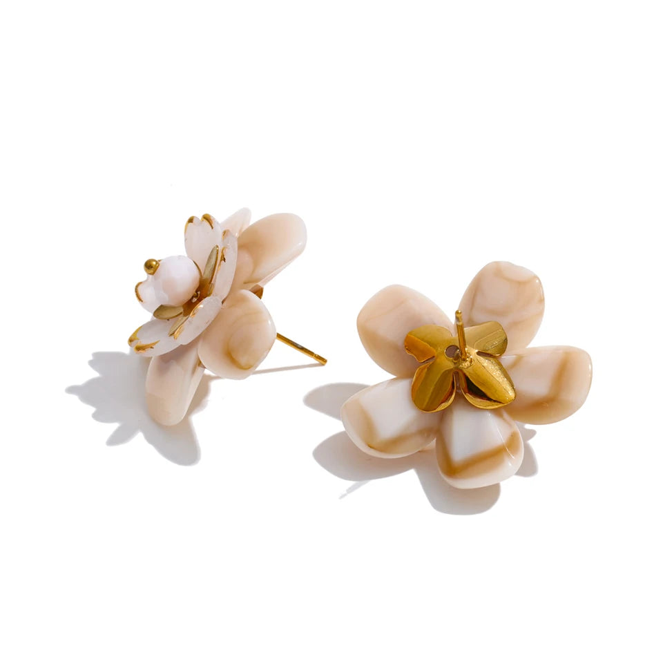 Resin flower earrings in gold-plated stainless steel with resin.