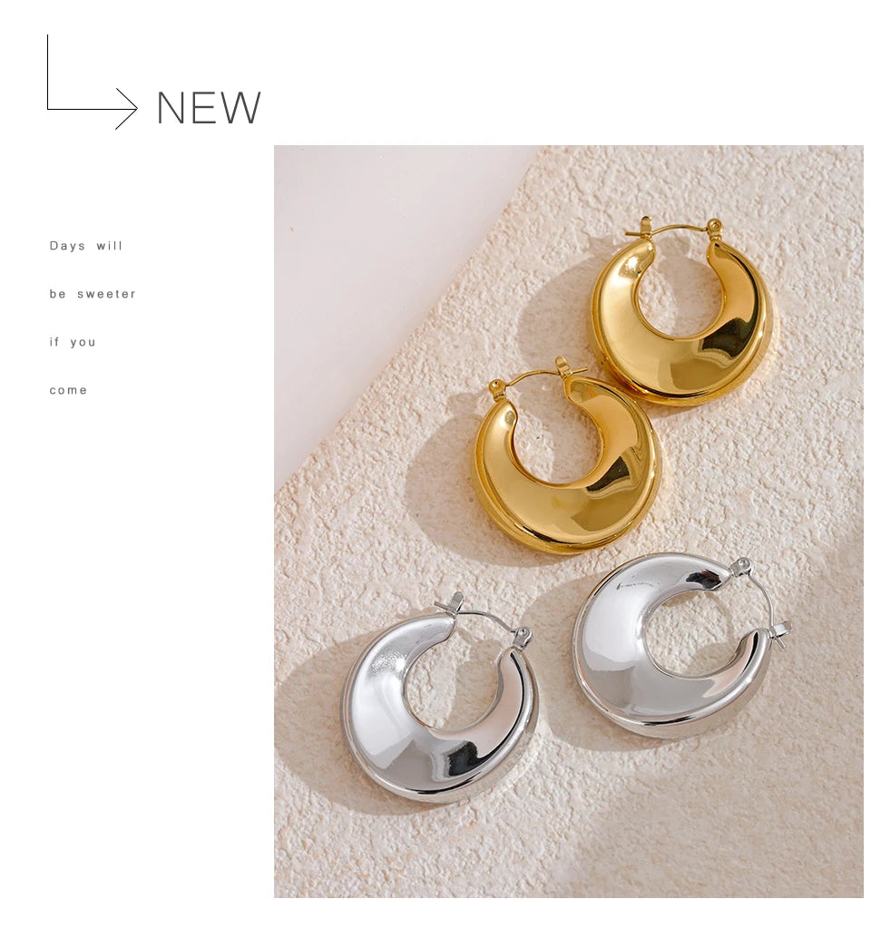 Minimalist geometric earrings in gold-plated stainless steel.