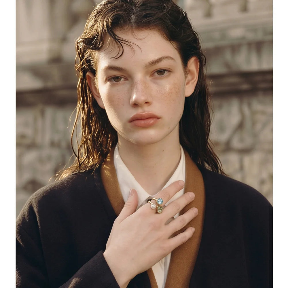 Pearl crystal geometric ring in 18K gold-plated stainless steel with pearl and crystal.