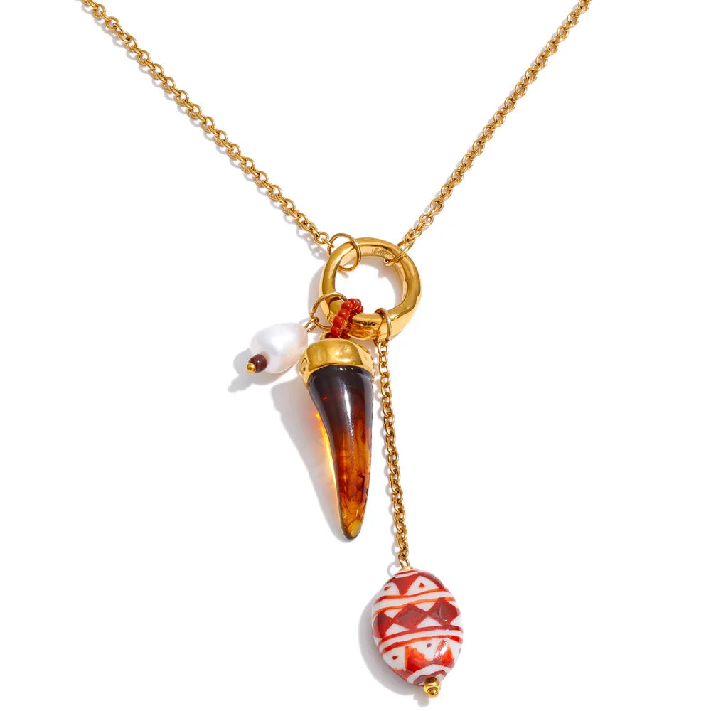 Resin geometric necklace in gold-plated stainless steel with resin.