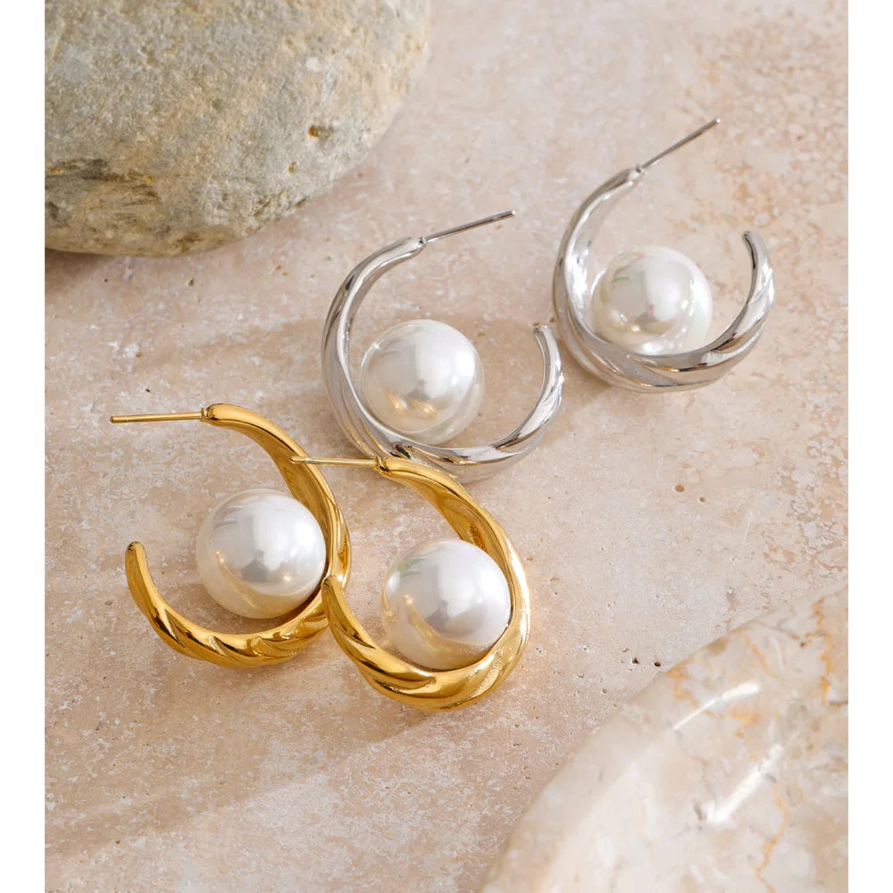 Pearl geometric earrings in gold-plated stainless steel with pearl.