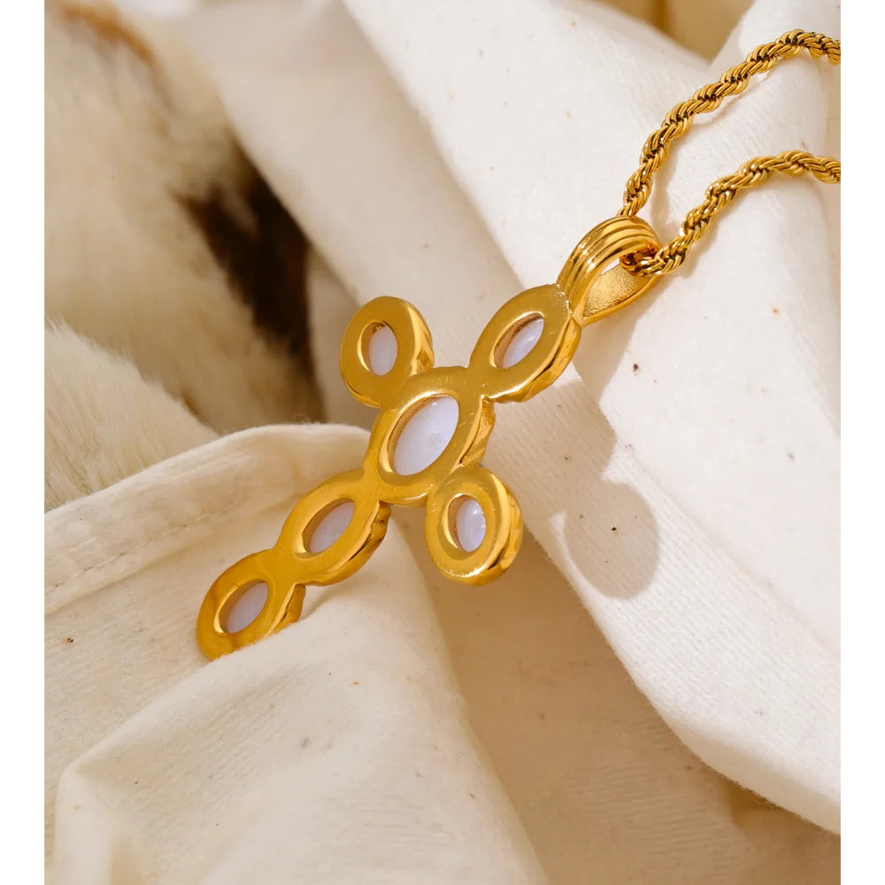 Pearl cross necklace in gold-plated stainless steel with pearl.