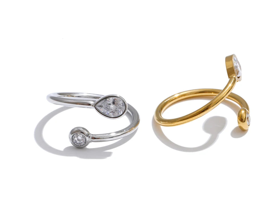 Cubic zirconia geometric ring in 18K gold-plated stainless steel with cubic zirconia.