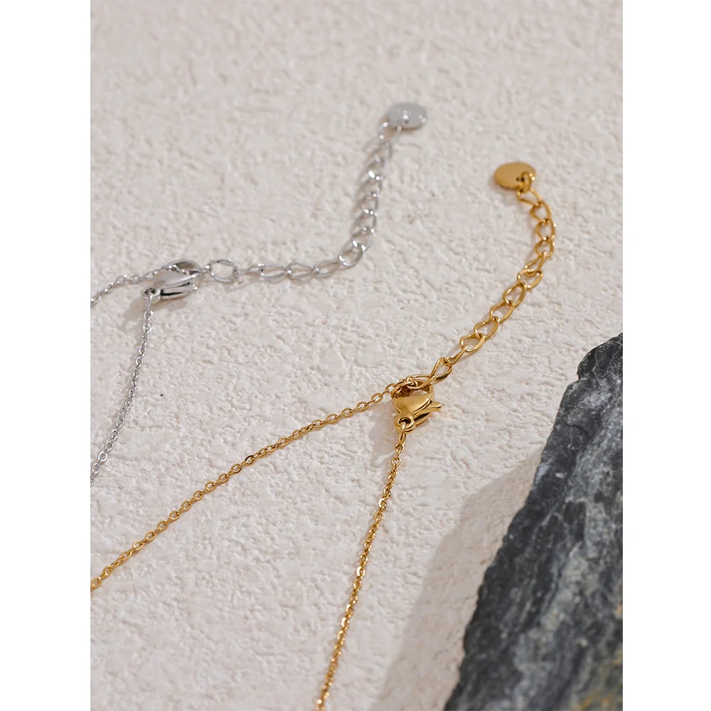 Geometric chain necklace in gold-plated 316L stainless steel.