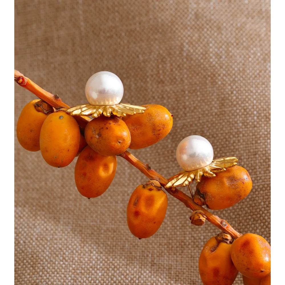 Pearl flower geometric earrings in gold-plated stainless steel with pearl.