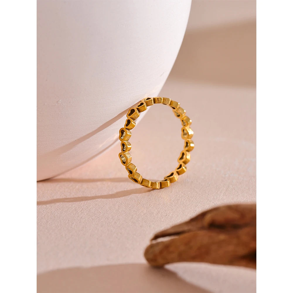 Heart minimalist ring in 18K gold-plated stainless steel.