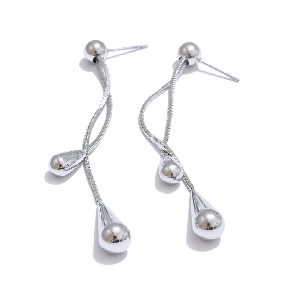 Geometric chain earrings in gold-plated stainless steel.
