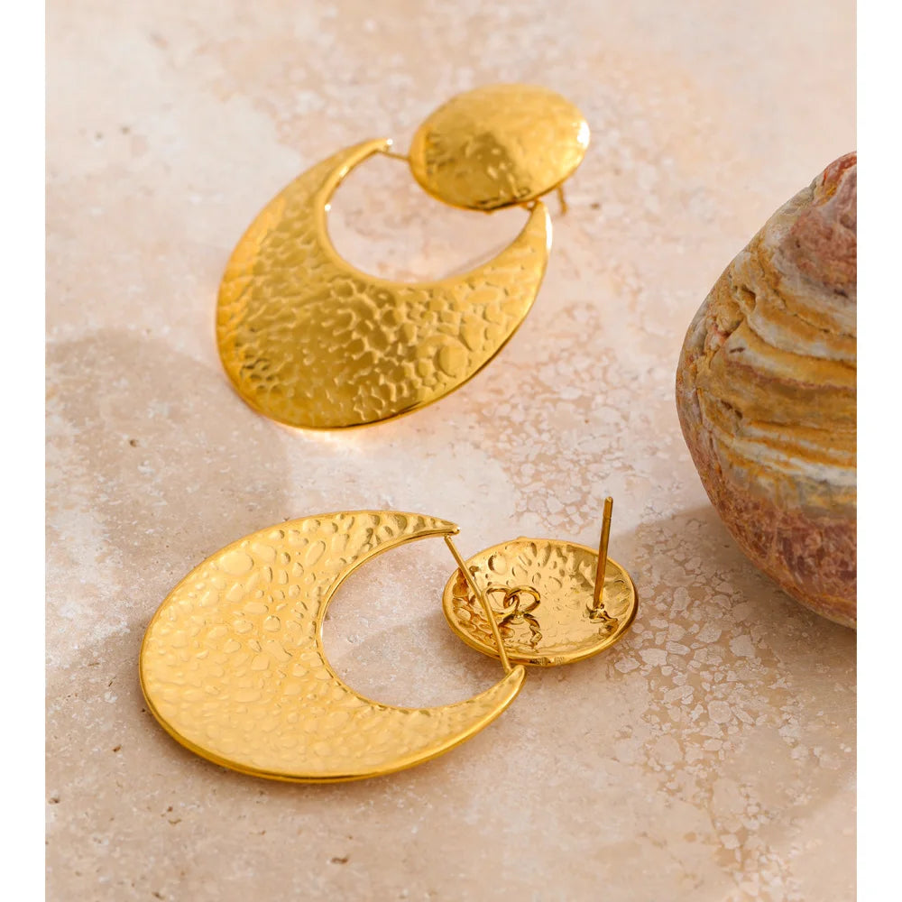 Hammered geometric earrings in gold-plated stainless steel.