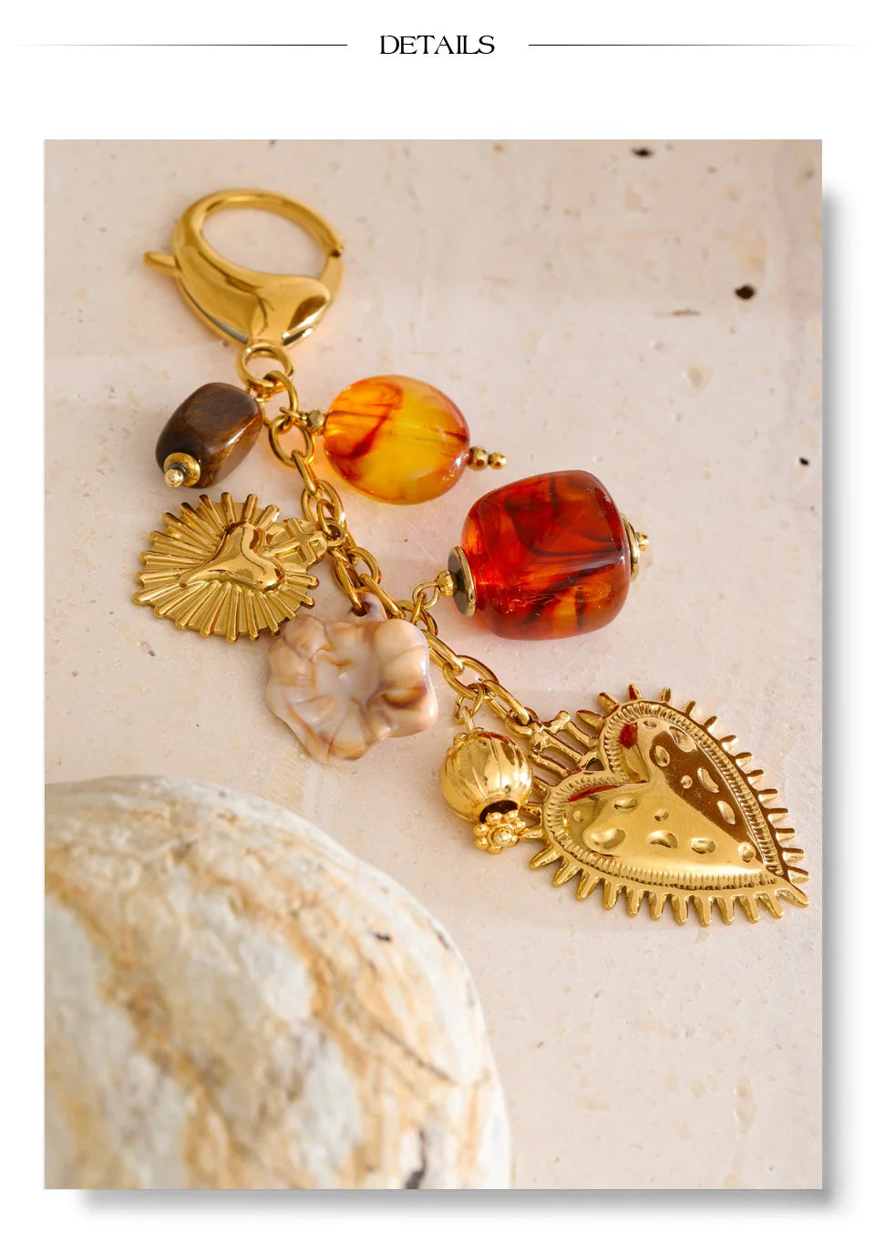 Resin heart chain necklace in gold-plated stainless steel with resin.