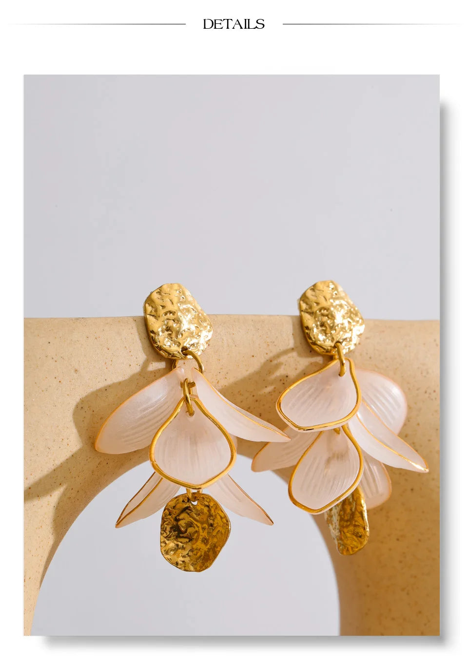 Resin acrylic flower earrings in gold-plated stainless steel with resin and acrylic.