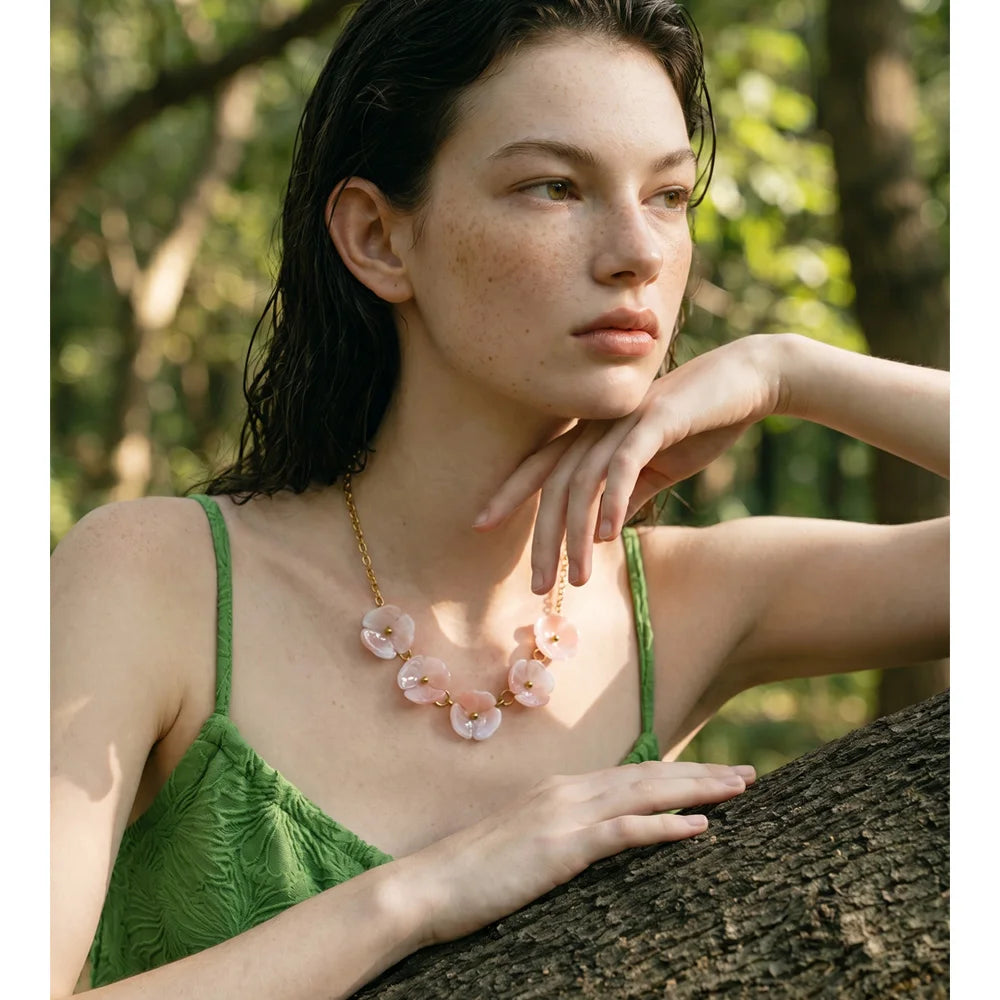 Resin flower chain necklace in gold-plated stainless steel with resin.