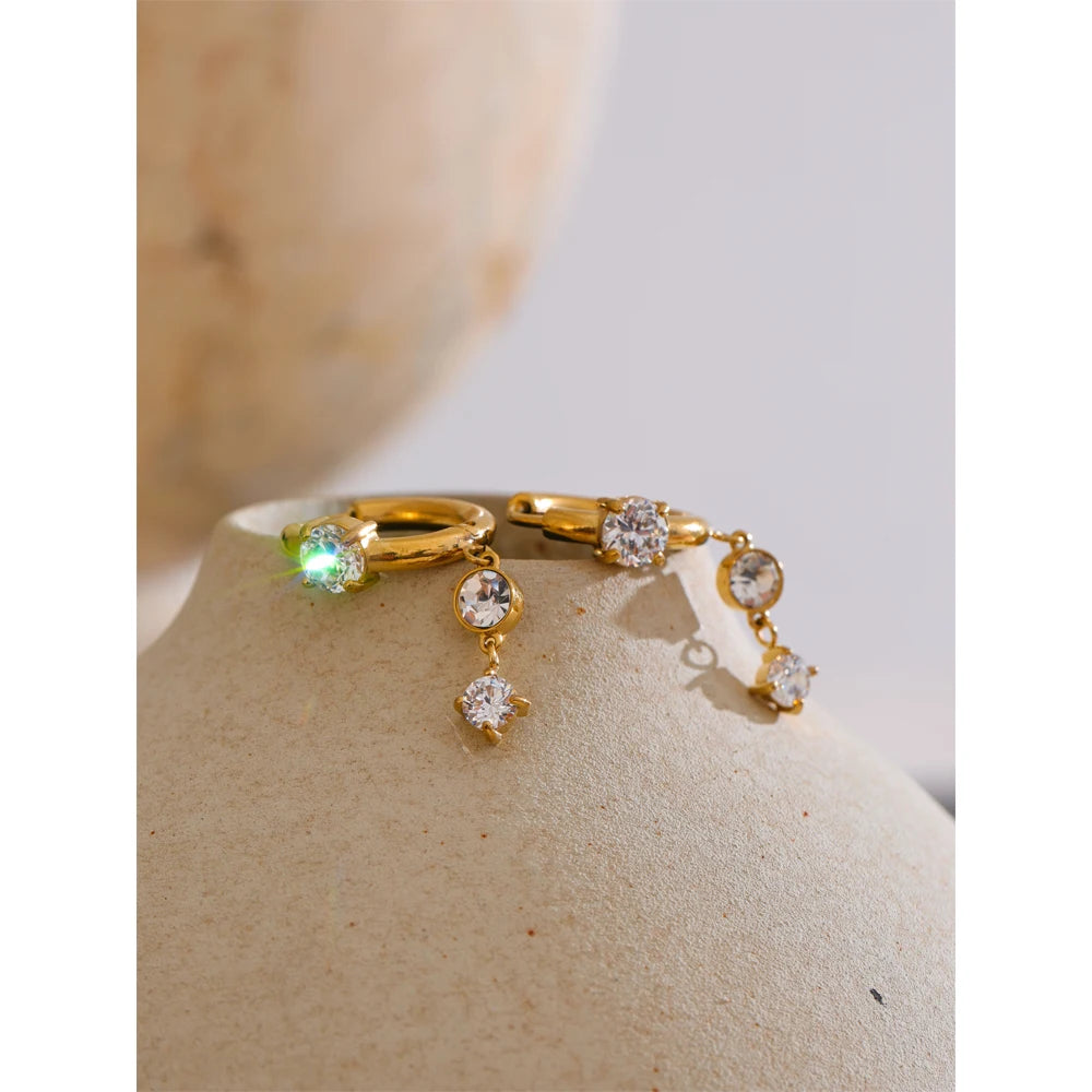Cubic zirconia geometric earrings in gold-plated stainless steel with cubic zirconia.