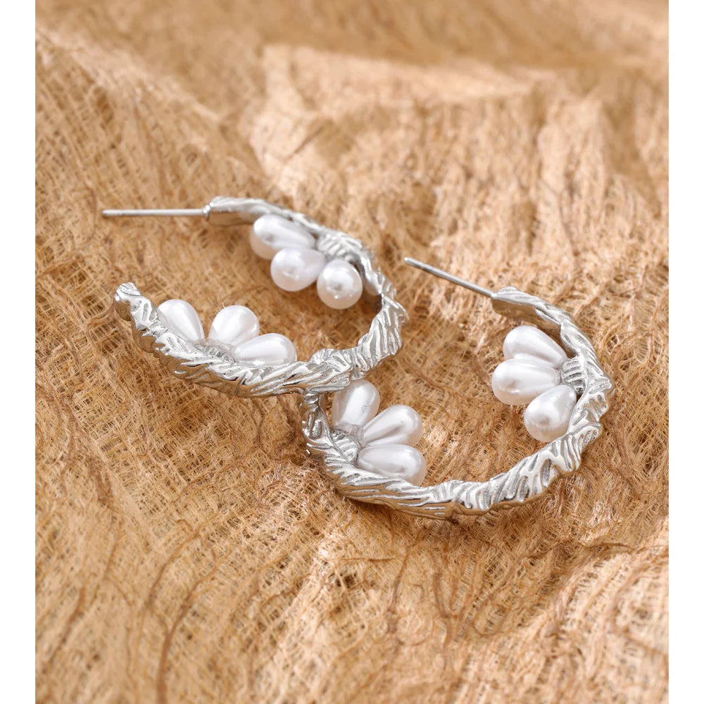 Pearl geometric earrings in gold-plated stainless steel with pearl.