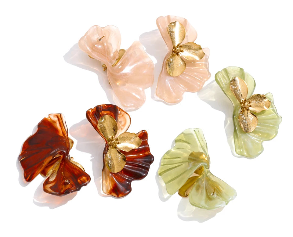 Green resin flower earrings in gold-plated stainless steel with resin.