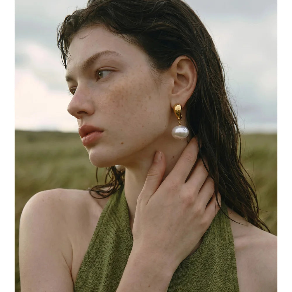 Pearl geometric earrings in gold-plated stainless steel with pearl.