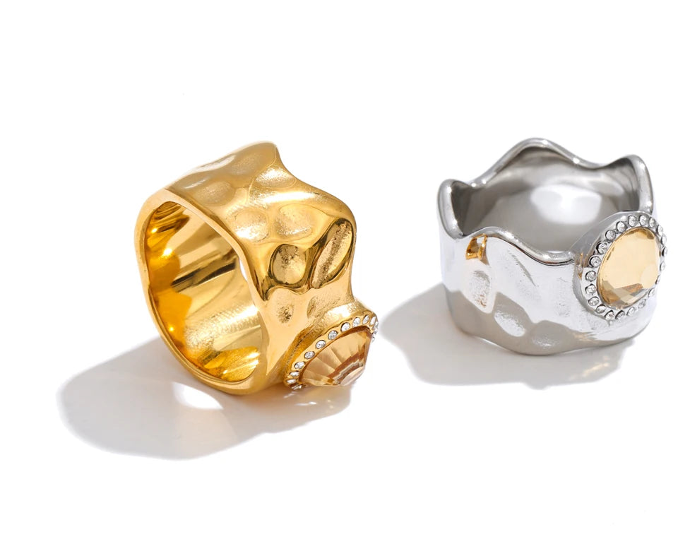 Cubic zirconia geometric ring in 18K gold-plated stainless steel with cubic zirconia.