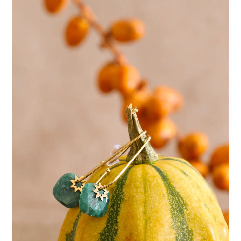 Natural stone geometric earrings in gold-plated stainless steel with natural stone.
