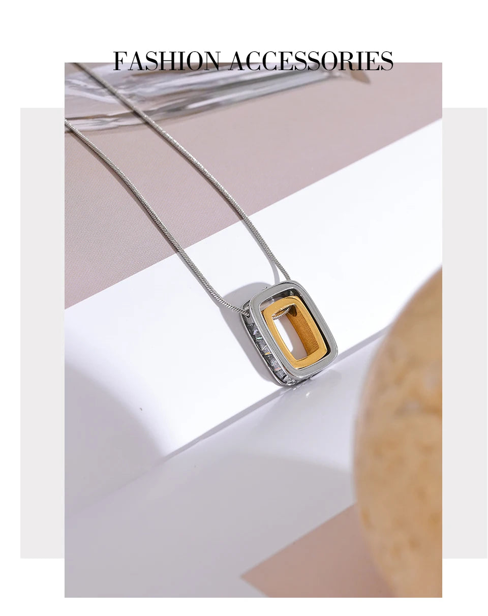 Geometric layered necklace in gold-plated 316L stainless steel.