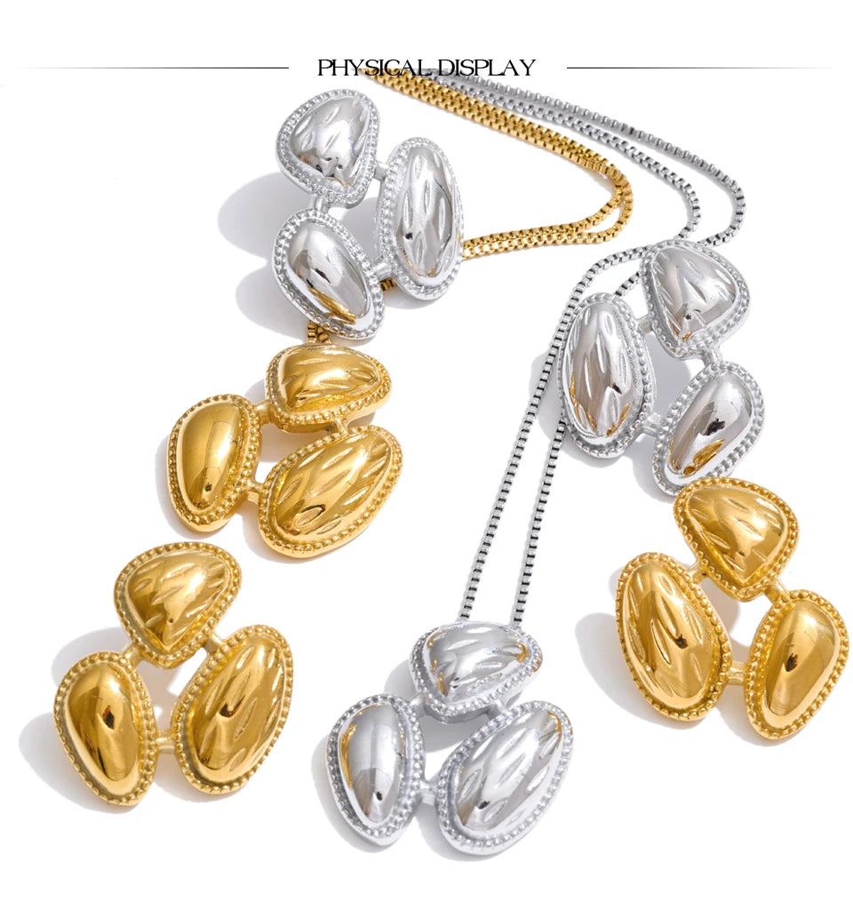Geometric earrings in gold-plated stainless steel.