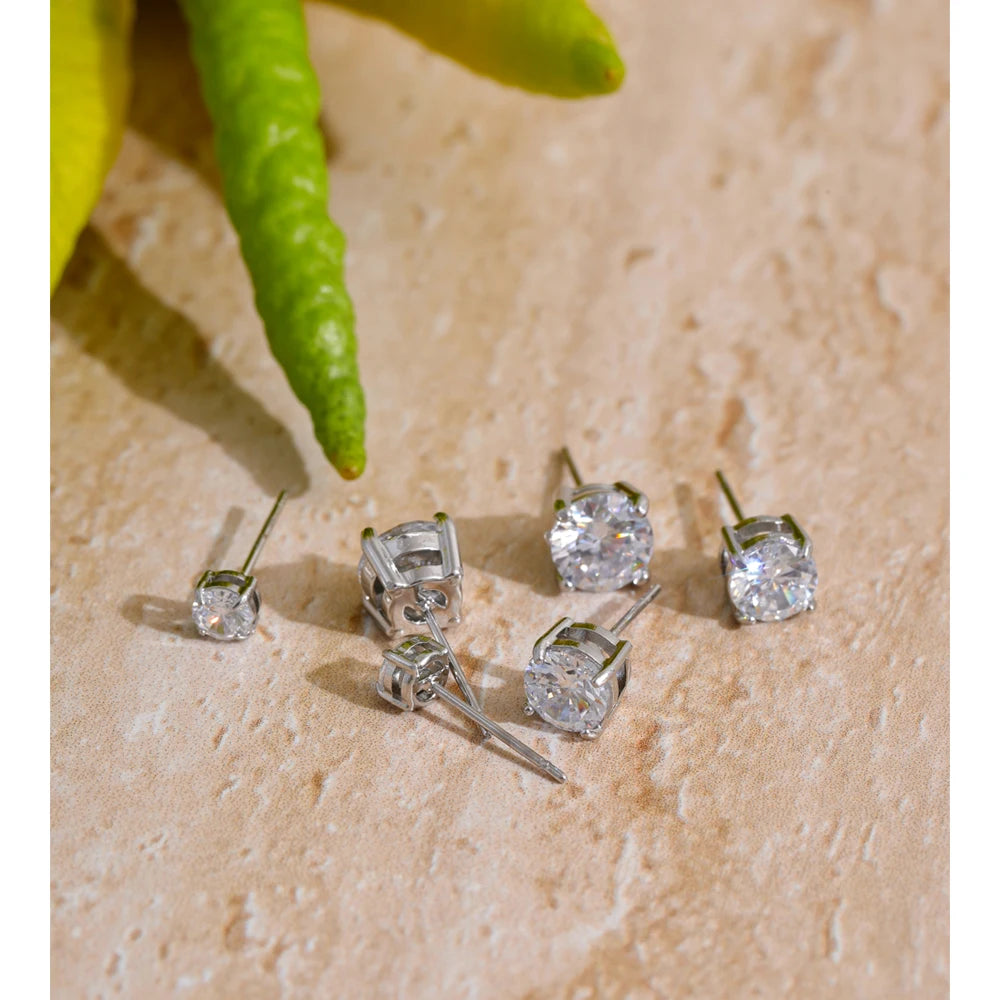 Cubic zirconia geometric earrings in gold-plated stainless steel with cubic zirconia.