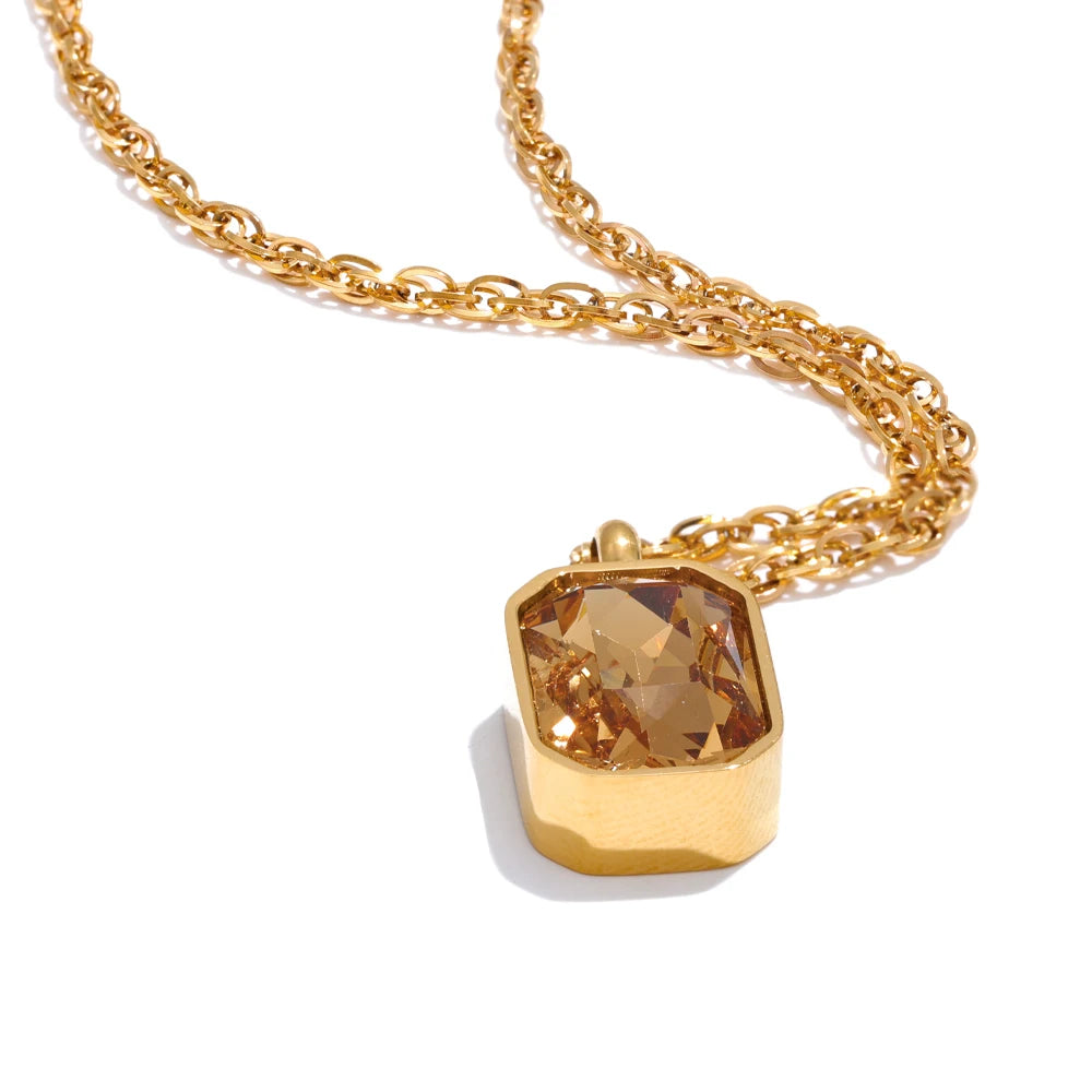 Cubic zirconia geometric necklace in gold-plated stainless steel with cubic zirconia.