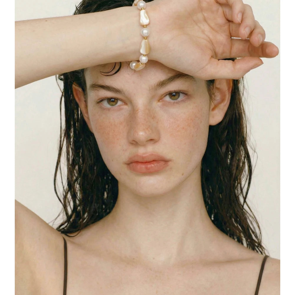 Pearl resin beaded necklace in gold-plated stainless steel with pearl and resin.