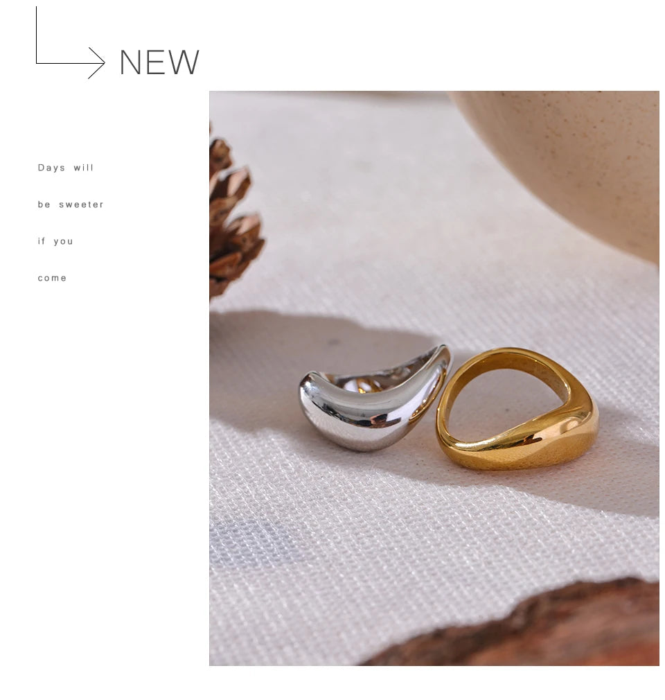 Minimalist geometric ring in gold-plated stainless steel.