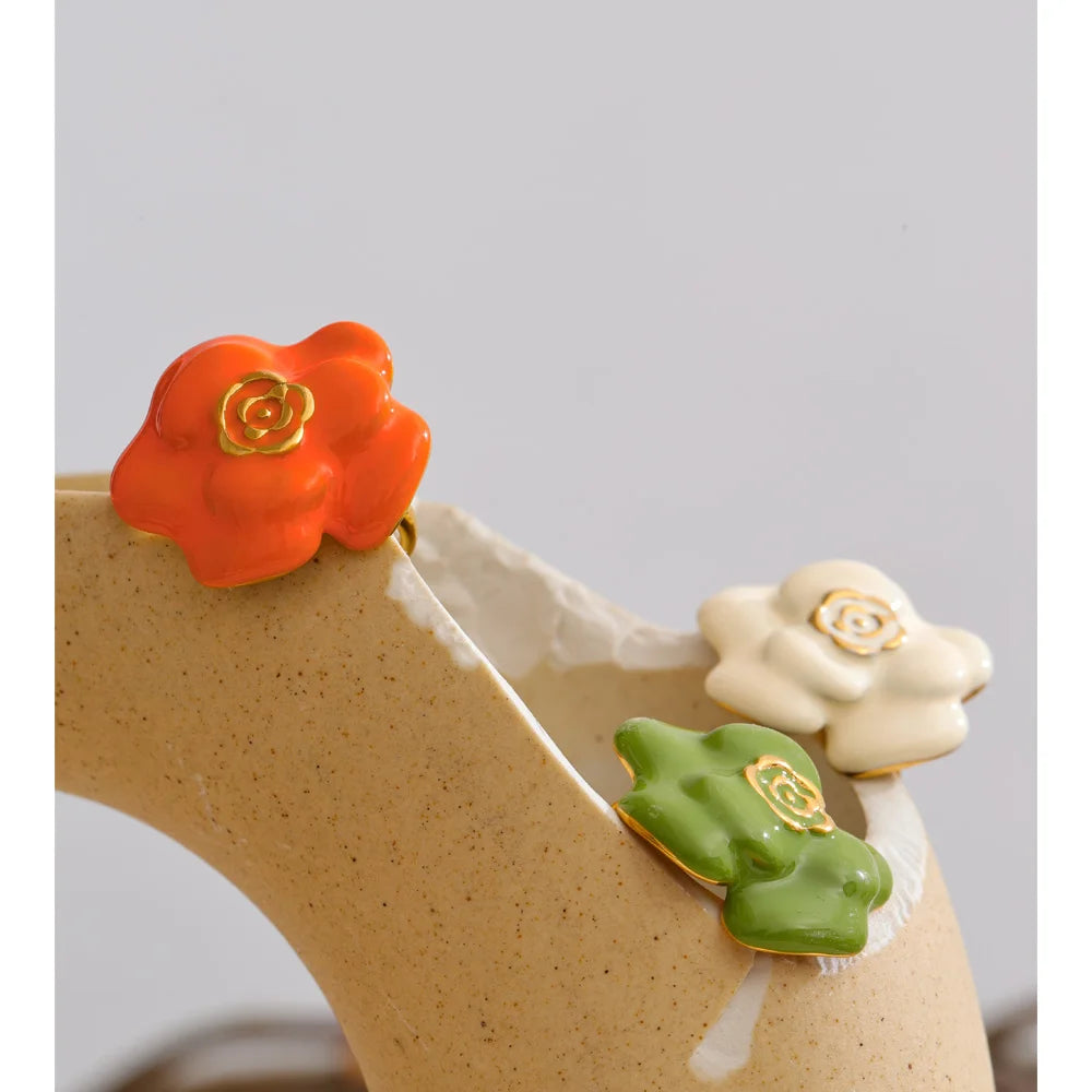 White enamel flower ring in 18K gold-plated stainless steel with enamel.