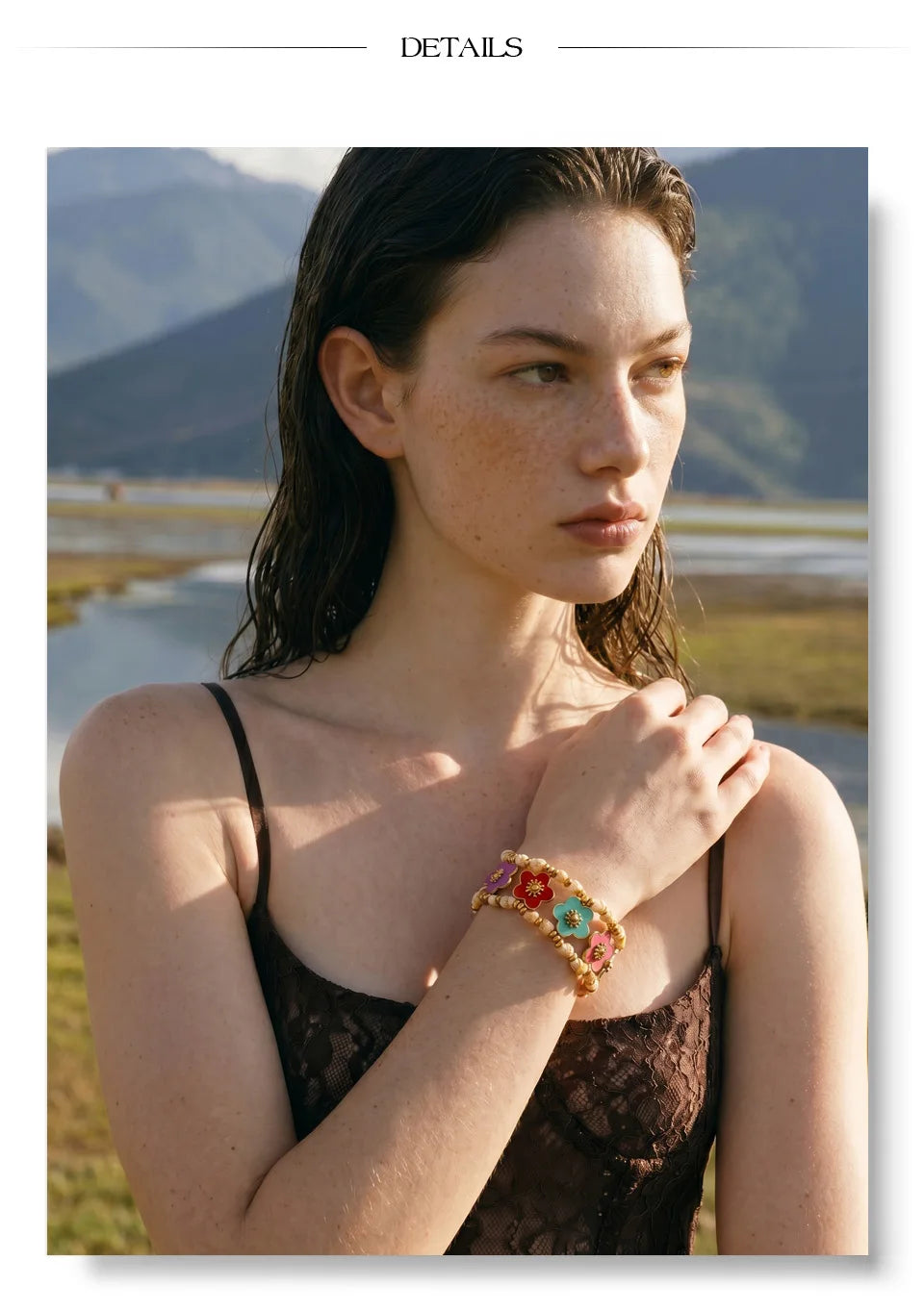 Resin flower multi-color necklace in gold-plated stainless steel with resin.