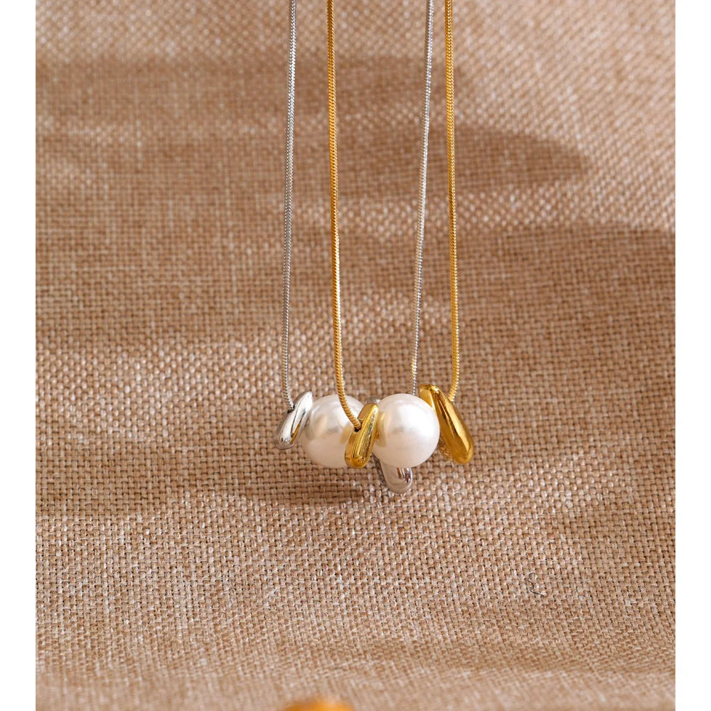 Pearl geometric necklace in gold-plated stainless steel with pearl.
