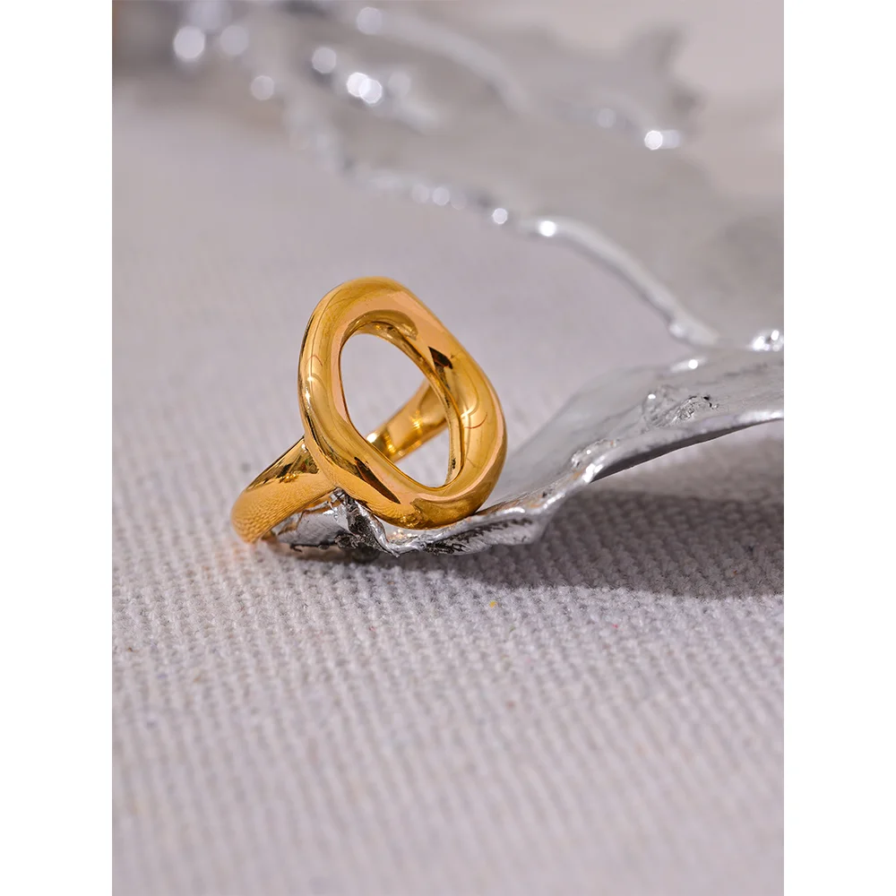 Minimalist geometric ring in 18K gold-plated stainless steel.