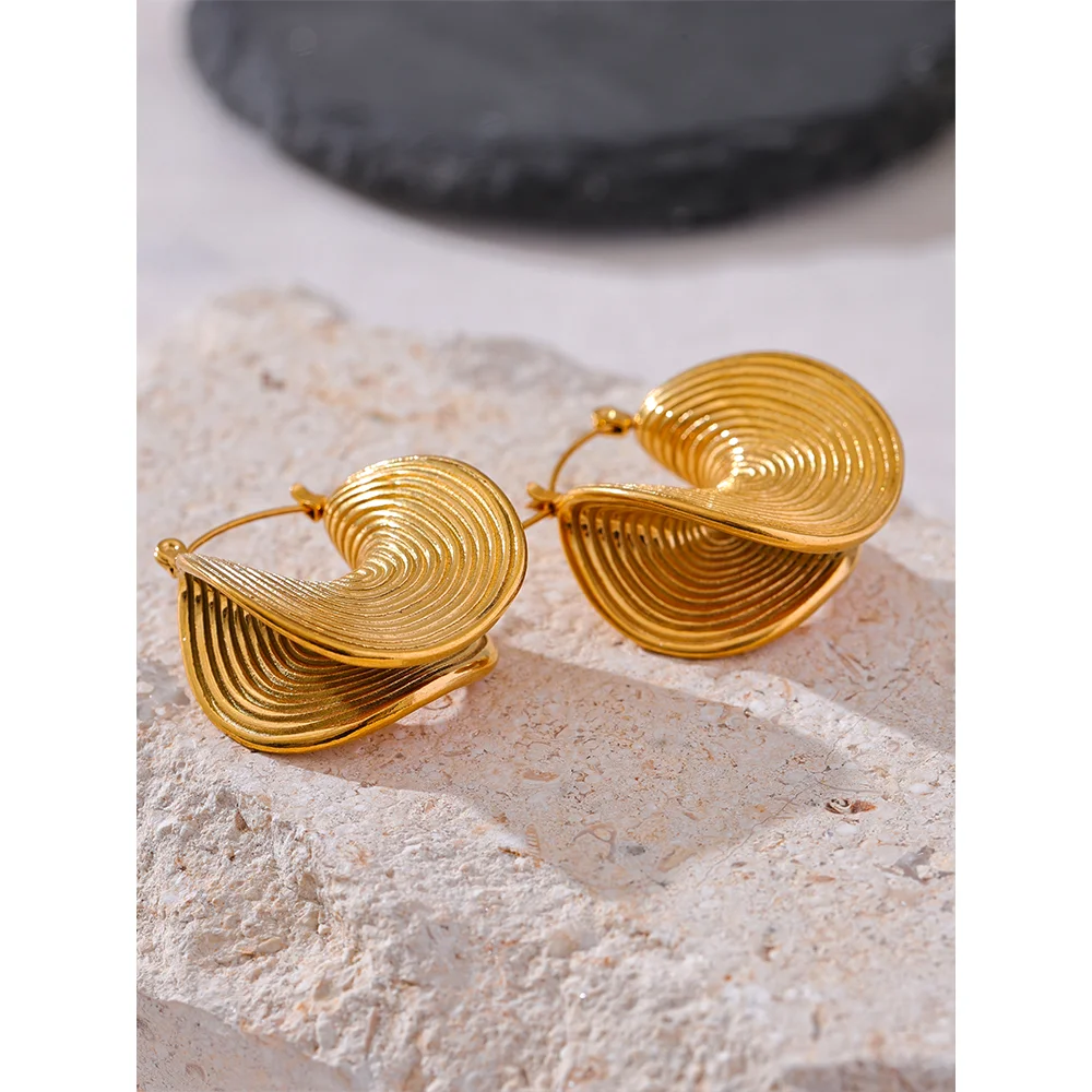 Geometric earrings in gold-plated stainless steel.