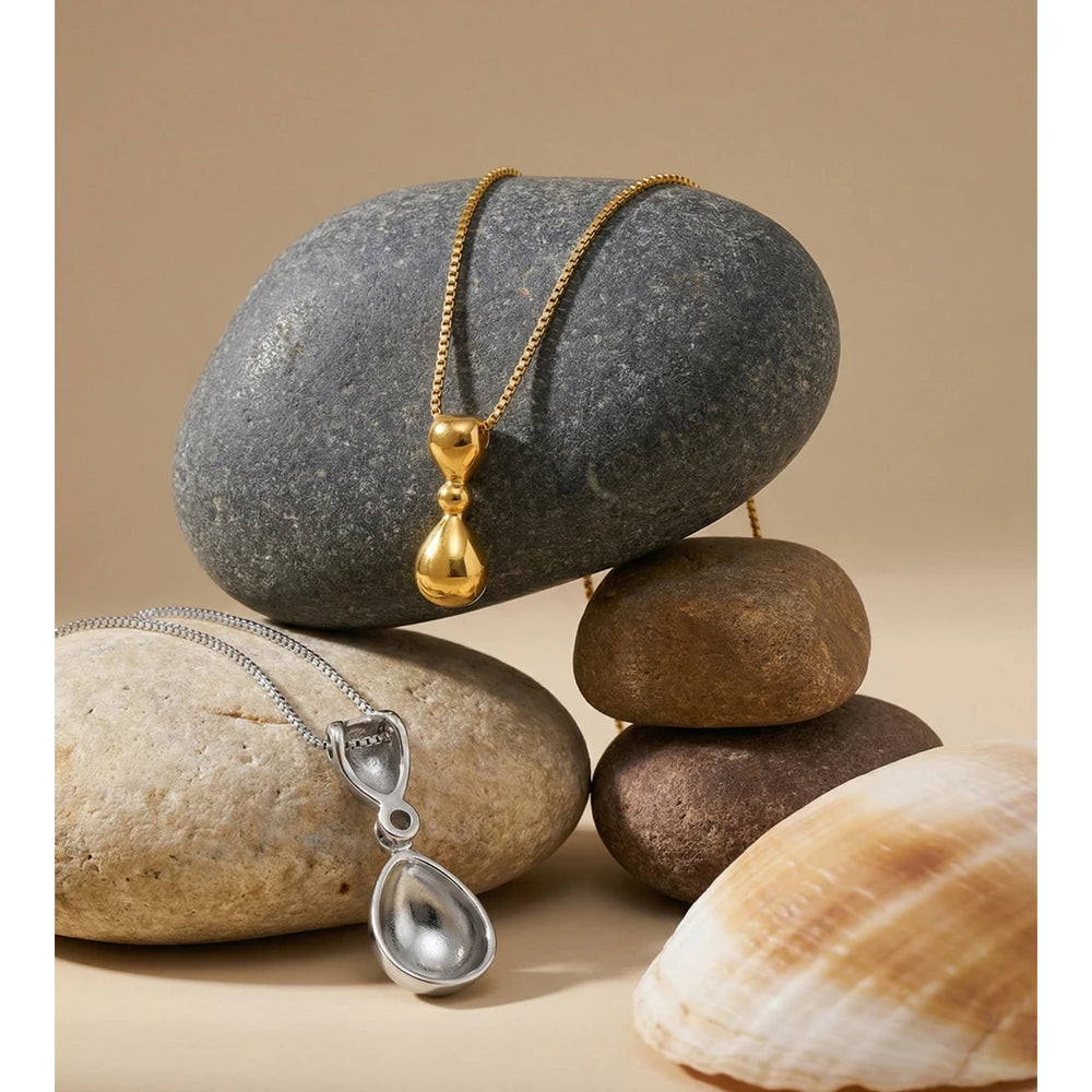 Geometric necklace in gold-plated stainless steel.