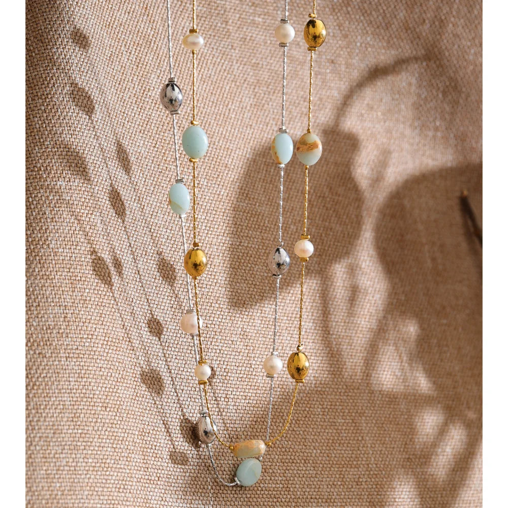 Pearl natural stone beaded necklace in gold-plated stainless steel with pearl and natural stone.